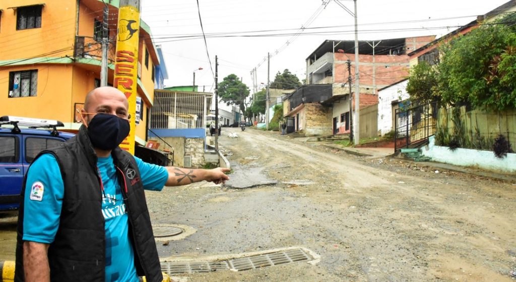 Óscar Guzmán pide que se pavimente la vía para poder abrirla. Fotos: Hélmer Parra/ Q'Hubo.