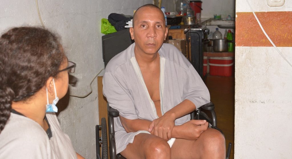 María Reinel padece cáncer y Antonio José Millán completa más de cinco años en una silla de ruedas. Foto Jorge Cuéllar.