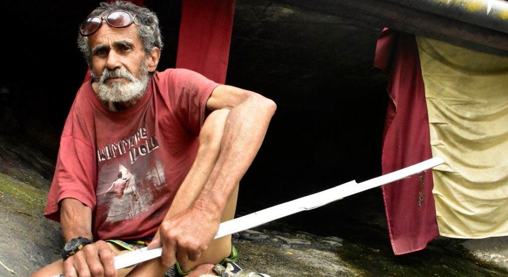 Jaime Saavedra, adulto mayor que habita bajo el puente en la paralela. Fotos: Hélmer Parra- Q’Hubo.