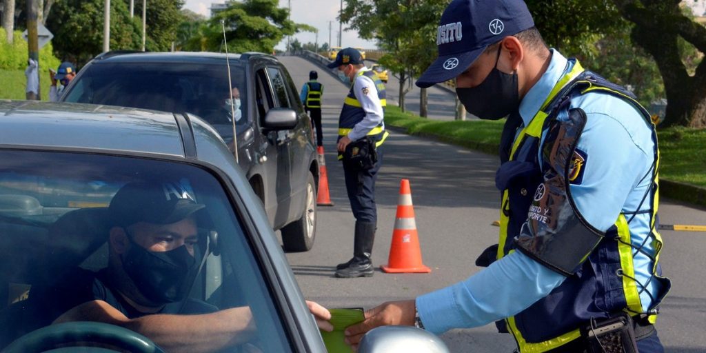 Según cifras de la Alcaldía el parque automotor de la ciudad es de 230 mil carros. Foto Jorge Cuéllar