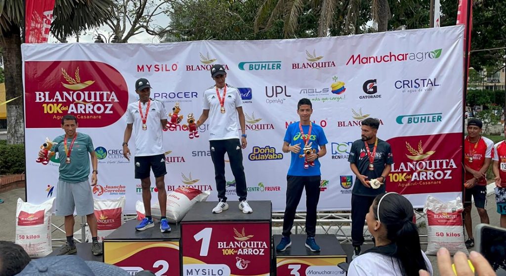 Jeisson Suárez en el tercer lugar del podio, en la carrera 10K del Arroz Blanquita, en Aguazul, Casanare. Suministrada – Q’HUBO.