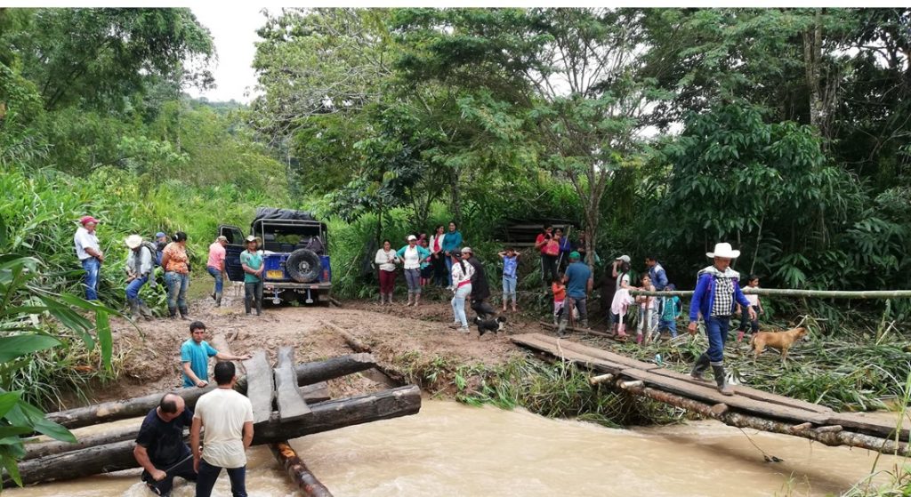 Con tablas y guadua construyeron un puente para poder pasar la quebrada. Foto: Suministrada / Q’hubo.