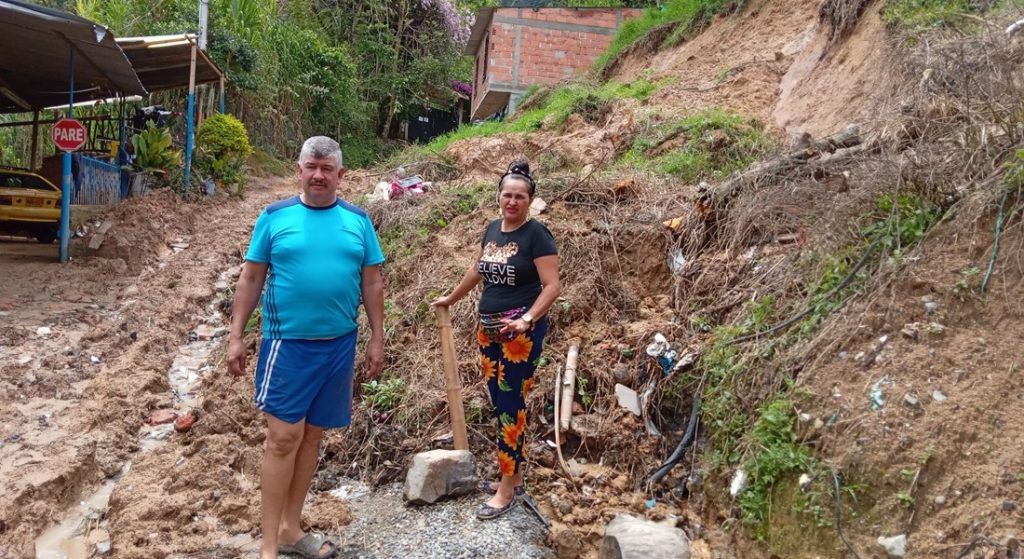 Un derrumbe estuvo a punto de caer sobre la casa de Norma Zamora y Juan Galeano. Fotos: Edwin Gutiérrez/ Q’Hubo.