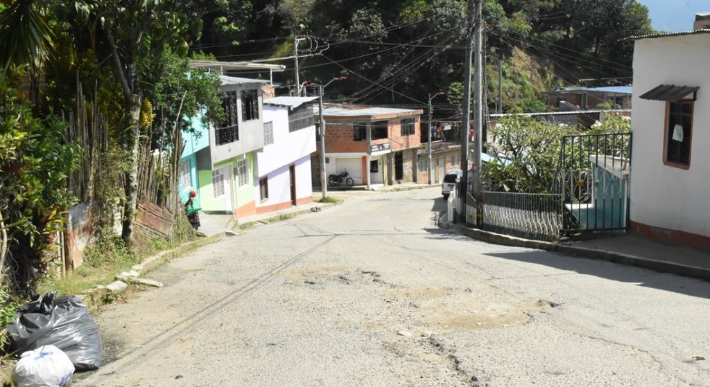 Durante la diligencia judicial la policía se incautó de armas de fuego y una traumática. Foto: Hélmer Parra / Q’hubo.