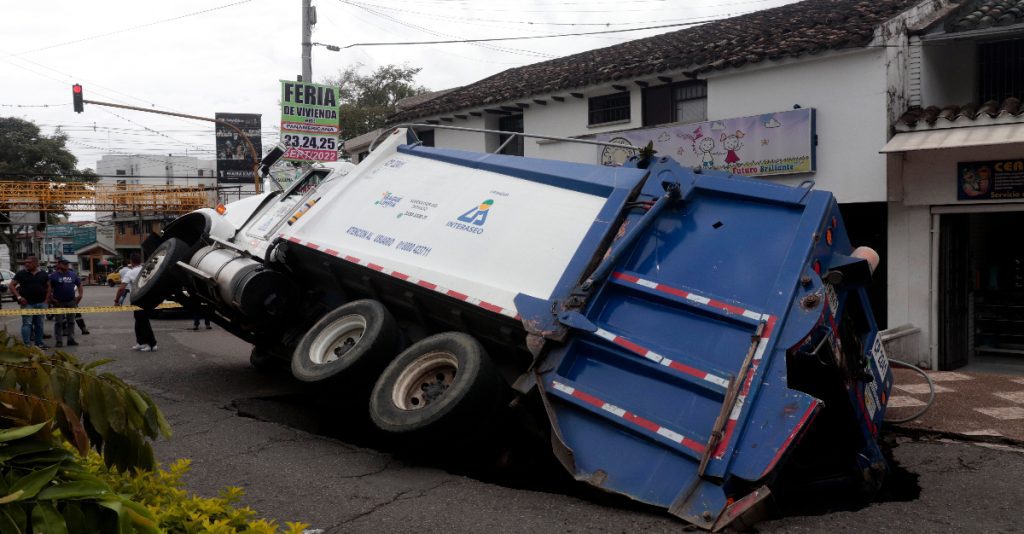 El rescate del vehículo duró más de seis horas. Foto Jorge Cuéllar/Q’HUBO.