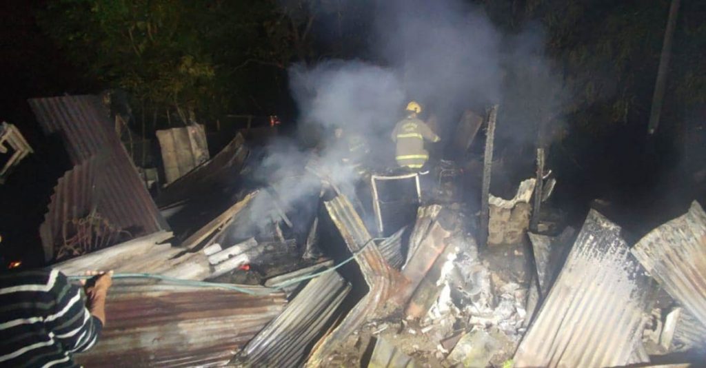 Los hombres del Cuerpo Oficial de Bomberos atendieron la emergencia. Fotos: Suministradas.