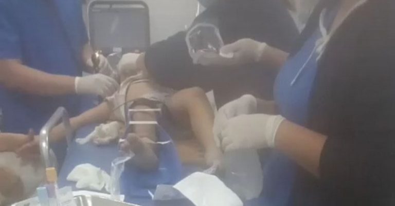 Momento en que médicos de la Clínica Avidanti revisaban a la pequeña. Foto suministrada.