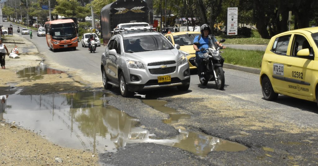 Los trancones y riesgos de accidente en el tramo son constantes. Fotos: Hélmer Parra- Q’Hubo.