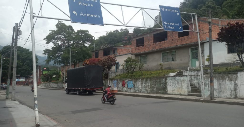 Valla de señalización vial del sur se convirtió en un peligro.