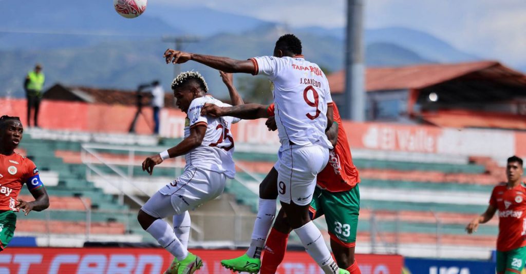 Deportes Tolima salió victorioso ayer en el estadio Doce de Octubre frente al Cortuluá y el árbitro Andrés Rojas. Fotos: Deportes Tolima/Q’HUBO