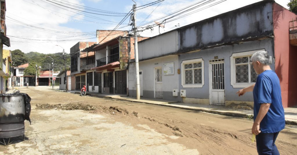 Con la lluvia, la vía se convierte en un lodazal. Fotos Hélmer Parra.