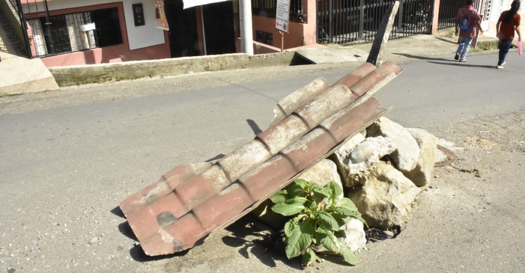 Los habitantes de la calle Cuarta A tuvieron que poner varios elementos para señalizar un hueco de gran tamaño. Fotos: Hélmer Parra - suministradas/ Q’HUBO.